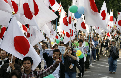 示威者在日本东京举行大规模反华游行。
