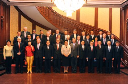 Chinese State Councilor Liu Yandong (L7, front row) poses for a group photo with members from outside China's mainland attending the 10th meeting of the Tsinghua University School of Economics and Management Advisory Board at the Diaoyutai State Guesthouse in Beijing, capital of China, on Oct. 29, 2009. (Xinhua/Ding Lin)