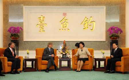 Chinese State Councilor Liu Yandong (R2) meets with members from outside China's mainland attending the 10th meeting of the Tsinghua University School of Economics and Management Advisory Board at the Diaoyutai State Guesthouse in Beijing, capital of China, on Oct. 29, 2009. (Xinhua/Ding Lin)