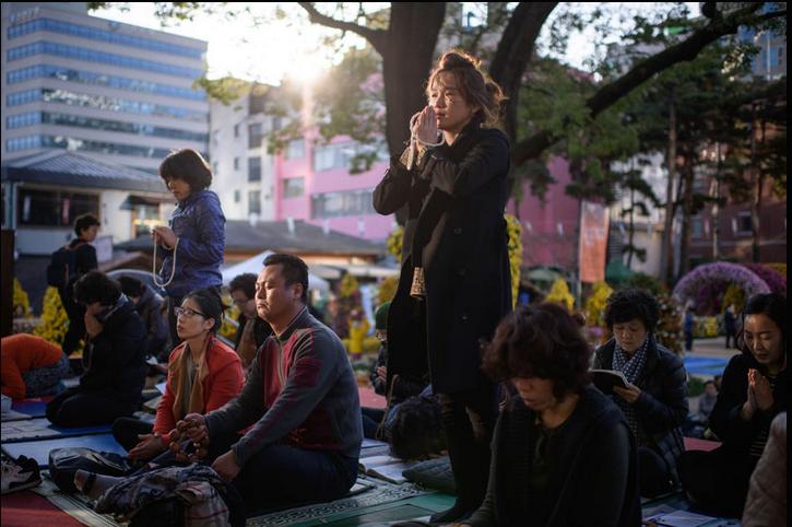 韩国高考有多疯狂？学弟学妹跪送考生