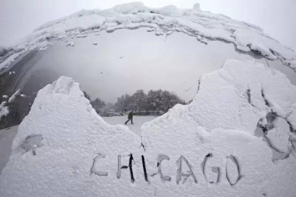 美国一场大雪，让芝加哥机场变成了中国火车站